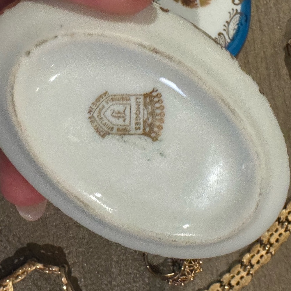 Limoges France oval vintage trinket box - Picture 7 of 10